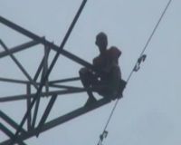 Aksi Nekat Pemuda Patah Hati di Tower Sutet  