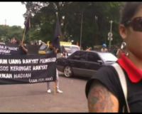 Demonstran Hantamkan Gelas ke Kepala