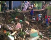 Rumah dan Jalan Ambrol ke Sungai