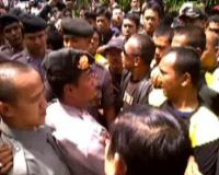 Dihadang Massa, PN Bandung Tunda Eksekusi 