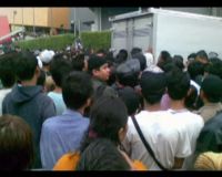 Berdesakan Demi HP Murah 