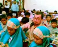 Mensos Makan Bareng Ribuan Anak Yatim