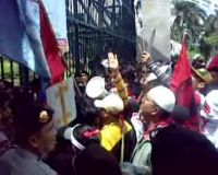 Massa Bendera Geruduk Gedung DPR