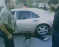 Warga Palestina Dilindas Mobil