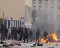 Ribuan Demonstran Bentrok dengan Polisi Yunani