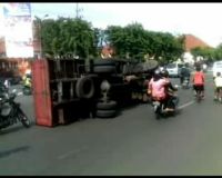 Truk Pengangkut Kaca Terguling