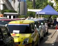 Pantai Ancol Dibanjiri Mobil Suzuki
