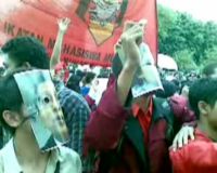 Mahasiswa Lempari Uang Receh ke Kantor BI Yogya