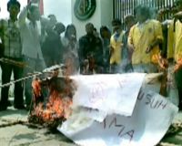 ISMAHI Bakar Gambar Boediono dan Sri Mulyani