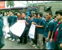 Mahasiswa ITB Bernyanyi di Depan BIP