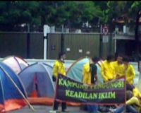 Tenda Warna-warni Depan Kedubes AS