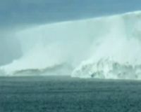 Gunung Es Raksasa Dekati Perairan Australia