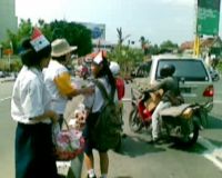 Hari Ibu, Siswa-siswi YPPI Bagi-bagi Souvenir