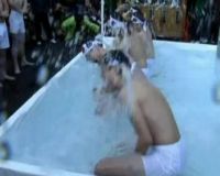 Tradisi Mandi Air Es Ala Jepang