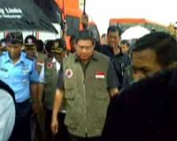 Saksikan Simulasi Bencana, SBY Kehujanan
