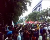 Pendemo Tutupi Jalan, Lalin Sekitar Istana Tersendat