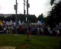 Ratusan Pendemo Kepung Gedung DPR/MPR