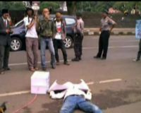 Sembelih Ayam di Depan Gedung Sate