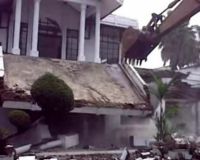 Rumah Mewah Dihancurkan