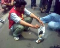 Pendemo Sapu Foto SBY Lalu Dibakar