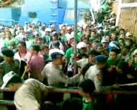 Ribuan Bonek dan Viking Berebut Membeli Tiket