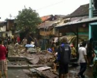 Tembok Ambruk, Timpa Motor dan Rumah