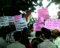 Tanah Desa Disewakan, Lurah Didemo