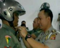 Polisi Bagi-bagi Helm ke Tentara