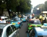 Konvoi Taksi Bikin Macet