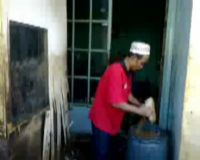 Warga Bersihkan Lumpur Pasca Banjir  