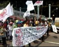 DPR Dikepung Ribuan Pendemo