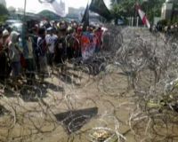 Massa Pro SBY Datangi Gedung DPR