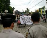 Puluhan Orang Demo Rumah Boediono di Yogya