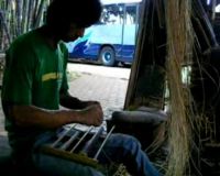 Melongok Pembuatan Angklung di SAU