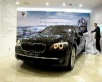 BMW 760Li Meluncur  