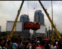 2 Kontainer Sampah Digantung di Monas