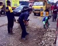 Penambalan Jalan di Kiaracondong