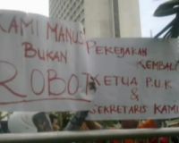 Buruh Gelar Aksi di DPRD Surabaya