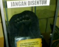 Pedang dan Telapak Nabi Muhammad Dipajang