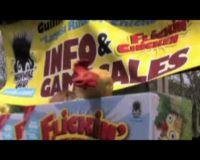 Rekor Melempar Ratusan Ayam Karet