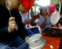Pukul Alat-alat Dapur Mencari Bocah