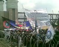 Ratusan Buruh Geruduk DPR