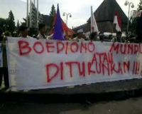 Demo Mahasiswa Sambut Boediono di UGM