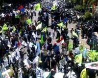 Ribuan Buruh Serbu Kantor Gubernur Jatim 