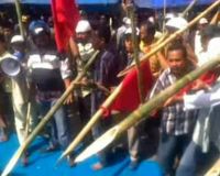 Pedagang Pasar Bawa Bambu Runcing 