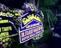Karangan Bunga di Rumah BJ Habibie