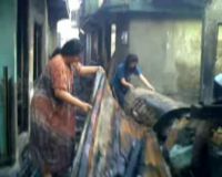Pasca Kebakaran Warga Punguti Sisa Puing