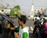 Bagi-bagi Pohon di Tugu Yogyakarta