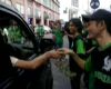 Bonek Bagikan Bunga ke Pengendara Plat N