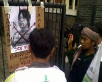 Rumah Ariel di Bandung Didemo